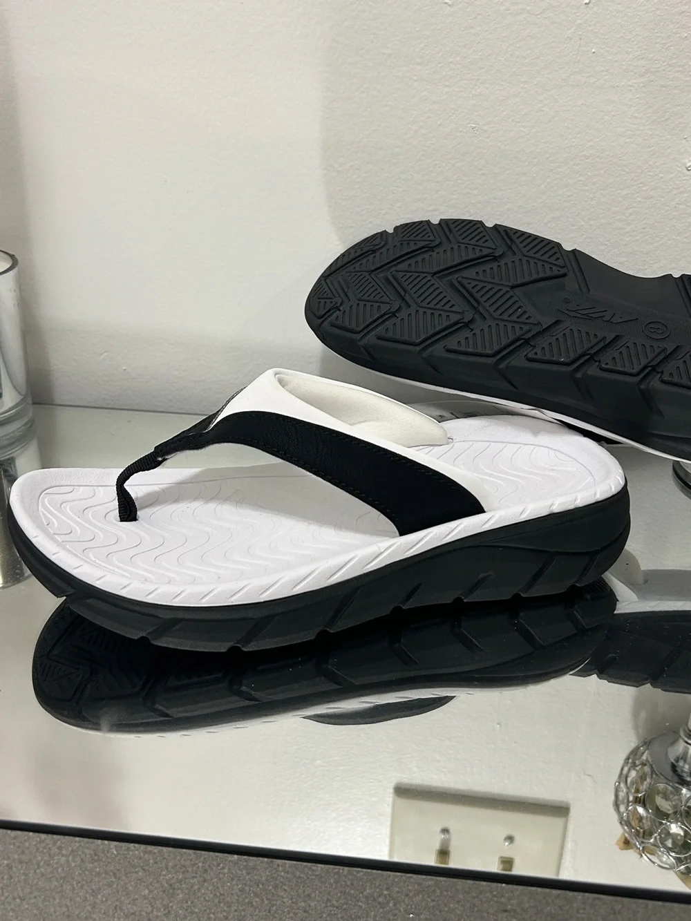 Avia Women’s Size 7 Black White Comfort Thong Flip Flop Sport Sandals NWT